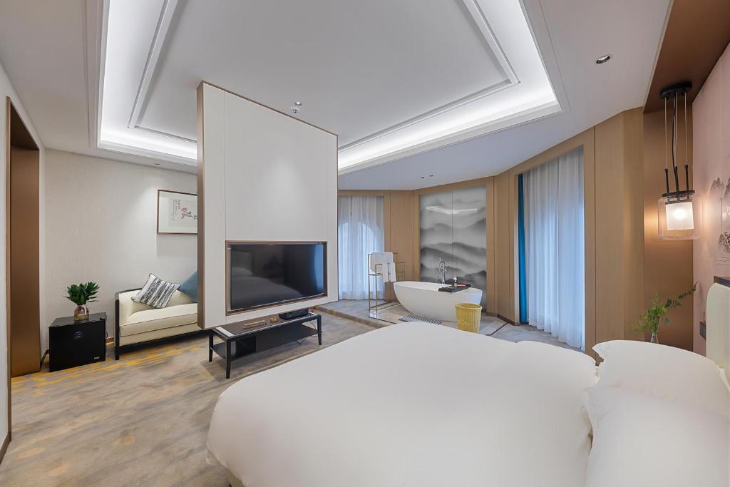 Televisyen dan/atau pusat hiburan di Floral Luxury Hengdian Jiuqilu B&B