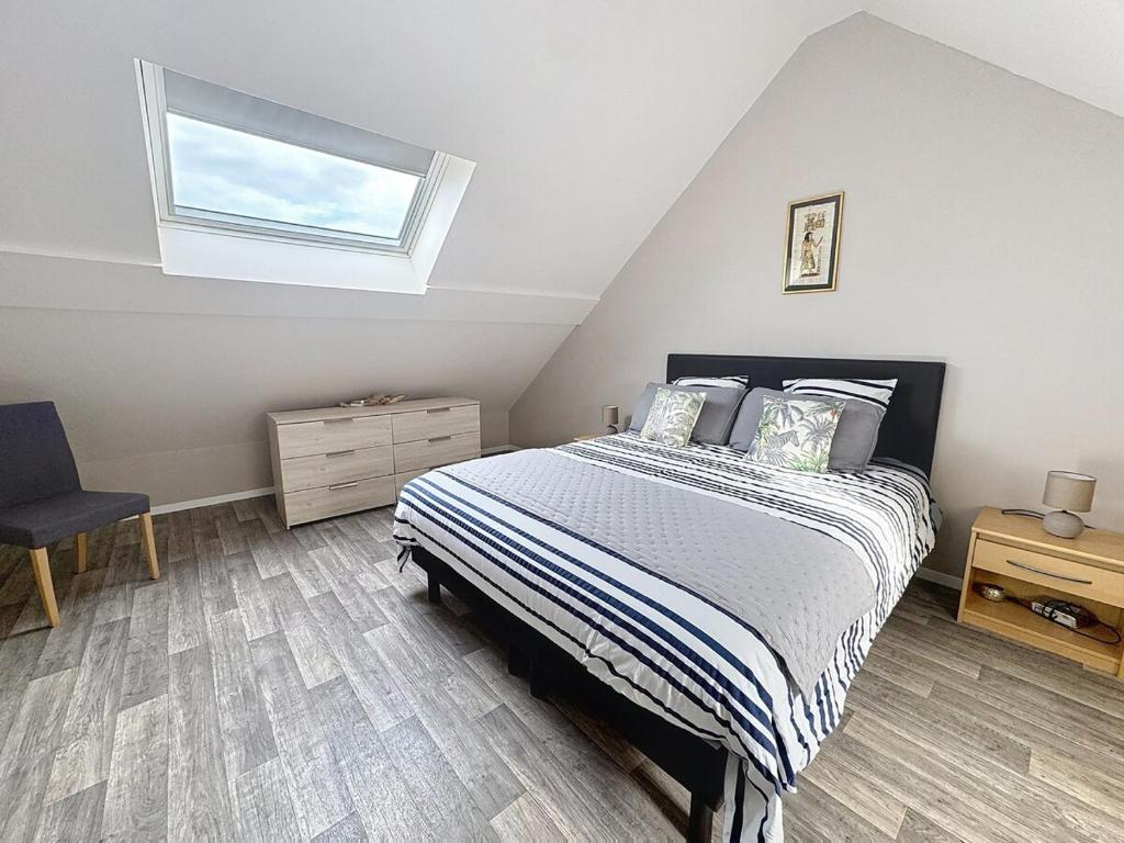 ein Schlafzimmer mit einem großen Bett und einem Fenster in der Unterkunft Villa 363 - Détente en bord de Mer in Bray-Dunes