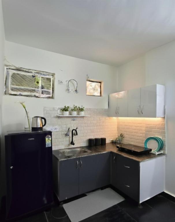Η κουζίνα ή μικρή κουζίνα στο Cozy Studio in Gurgaon - Premium Location