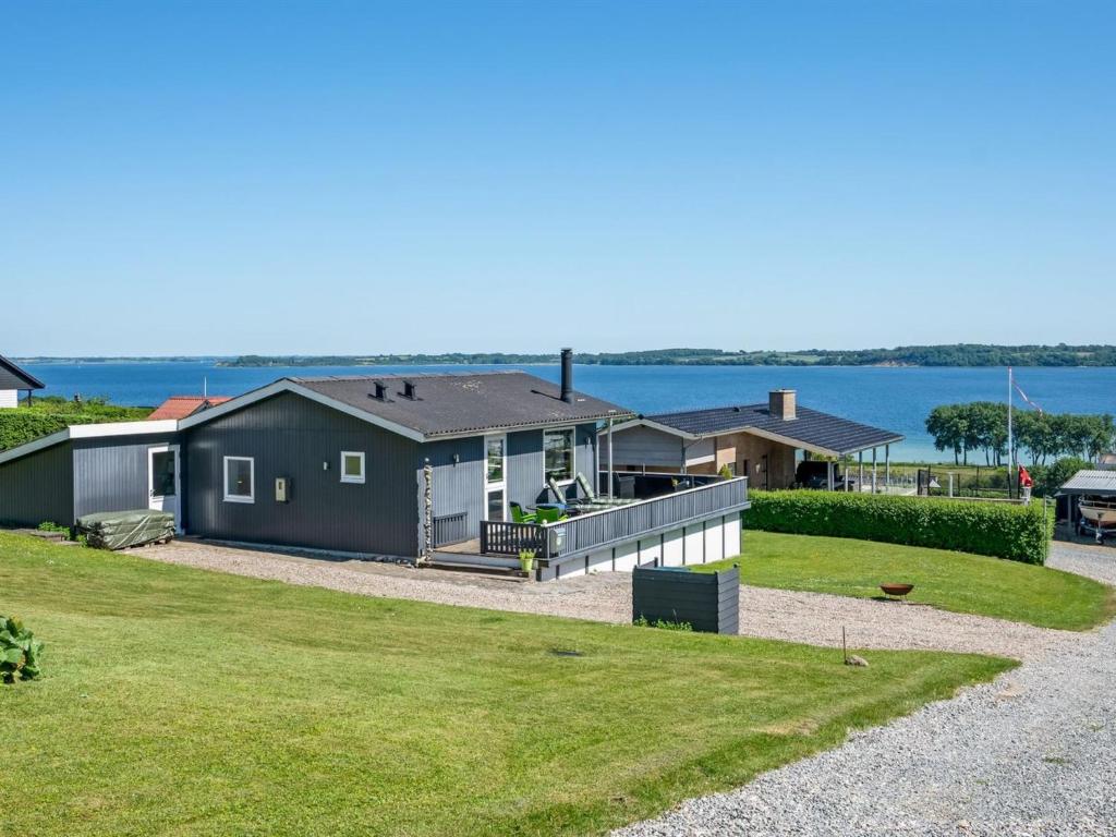 une maison avec vue sur l'eau dans l'établissement Holiday Home Jenvold - 300m to the inlet by Interhome, à Åbenrå