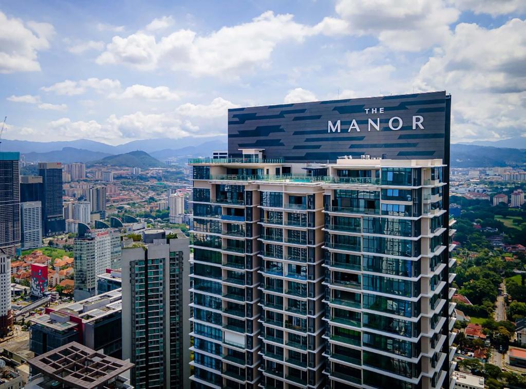 Un edificio con el letrero de la mansión en la parte superior. en Panorama Suites at Manor Kuala Lumpur, en Kuala Lumpur
