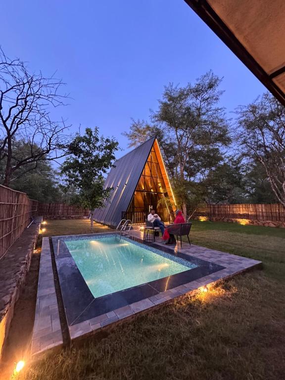 una casa con piscina en el patio en Dunewood villa, en Jaipur