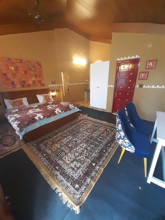 เตียงในห้องที่ Vaikunth Mudhouse, A Heritage Boutique Homestay