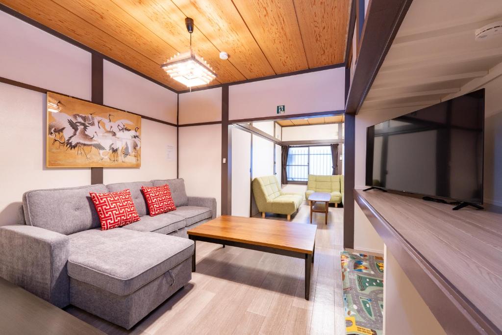 un soggiorno con divano e TV a schermo piatto di 8 min from Nagoya St 6 beds 3 bedroom Free parking a Nagoya