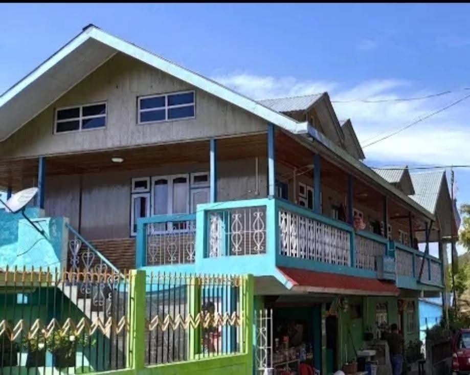 une maison avec des ornements bleus et verts dans l'établissement Kynance Homestay, à Kalimpong