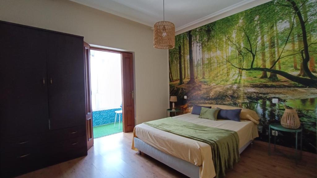 une chambre avec un grand tableau sur le mur dans l'établissement Centro Ciudad Parque M & Parking Gratis, à Avilés