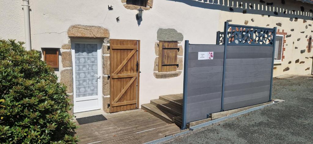a building with a gate and a door at Chambre les orchidées in Montournais
