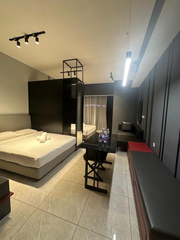 Ένα ή περισσότερα κρεβάτια σε δωμάτιο στο Luxury Suites AT Axon Residence