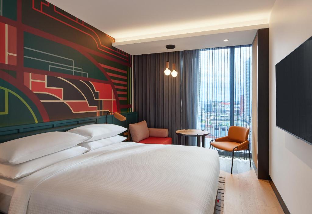 
Queen Room with City View
