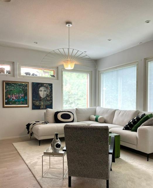 Posezení v ubytování Tunnelmallinen paritalo saunalla 6 hengelle