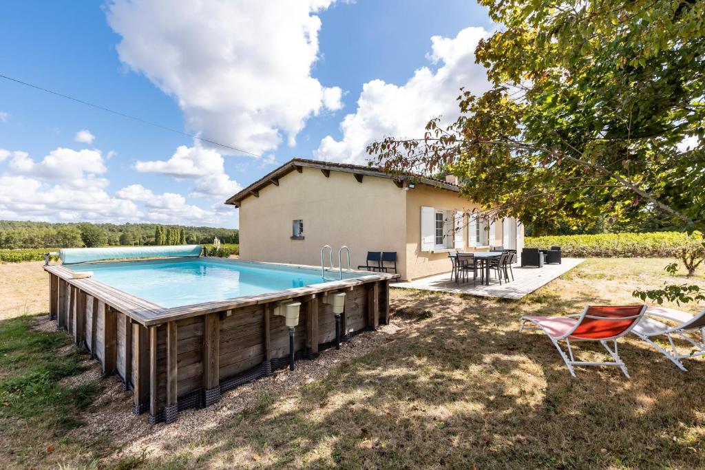 a backyard with a pool and a house at Maison Cœur Des Vignes in Les Salles-de-Castillon