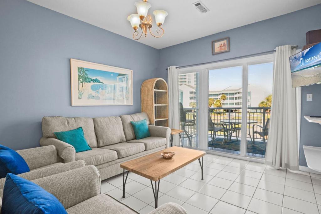 un soggiorno con un divano e un tavolo di Baywatch F-3 a Villa Sabine