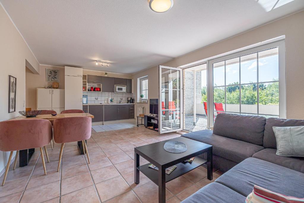 Kuchyň nebo kuchyňský kout v ubytování fewo1846 Strandresidenz Wassersleben - Fördeblick I - komfortables Studioapartment mit Balkon