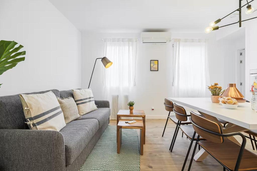 Ruang duduk di Hugo - appartement 4 personnes - check in h24 - wifi