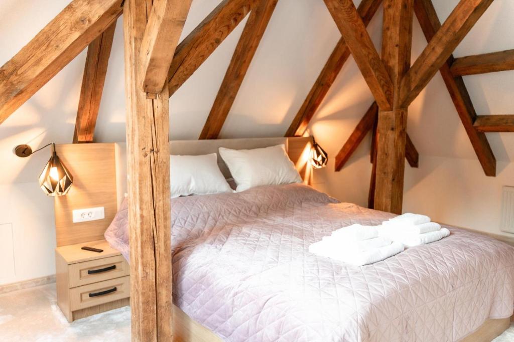 - une chambre avec un lit et des poutres apparentes dans l'établissement Castelului Boutique-Old Town-Free Private Parking, à Braşov