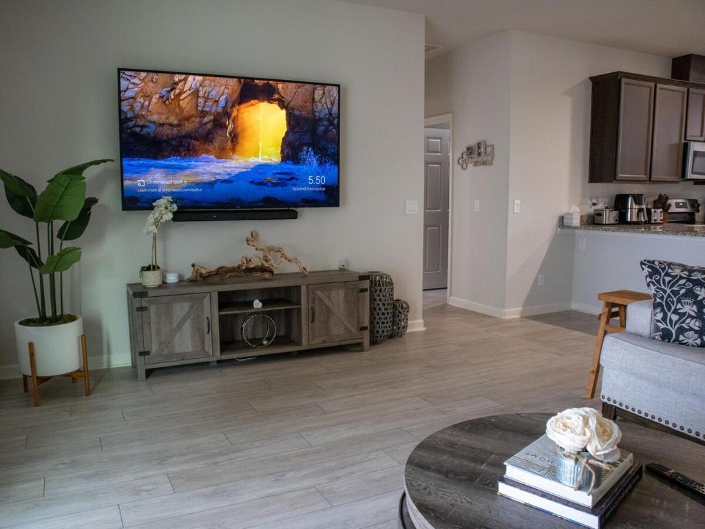 TV a/nebo společenská místnost v ubytování Modern Home in Palm Bay