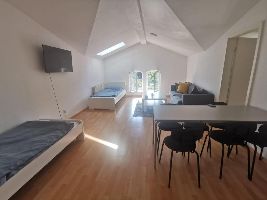 a room with a bed and a table and chairs at Schwerin APARTmentS für Monteure in Schwerin
