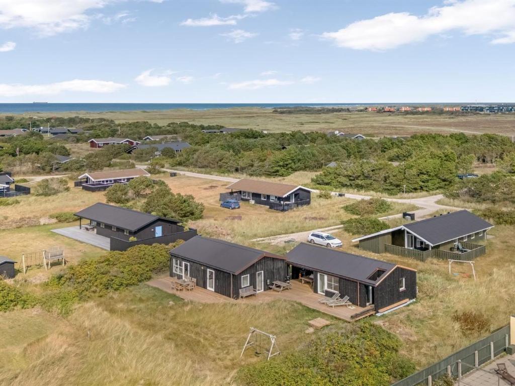 Holiday Home Carstina - 400m from the sea by Interhome في سكاغن: اطلالة جوية على بيت في ميدان