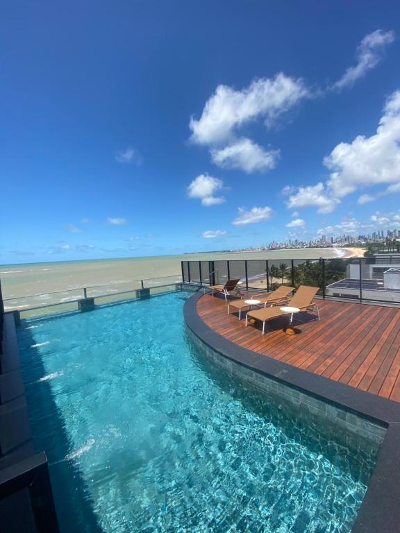 una piscina en la azotea de un edificio en Alta Marine flat 304, en João Pessoa