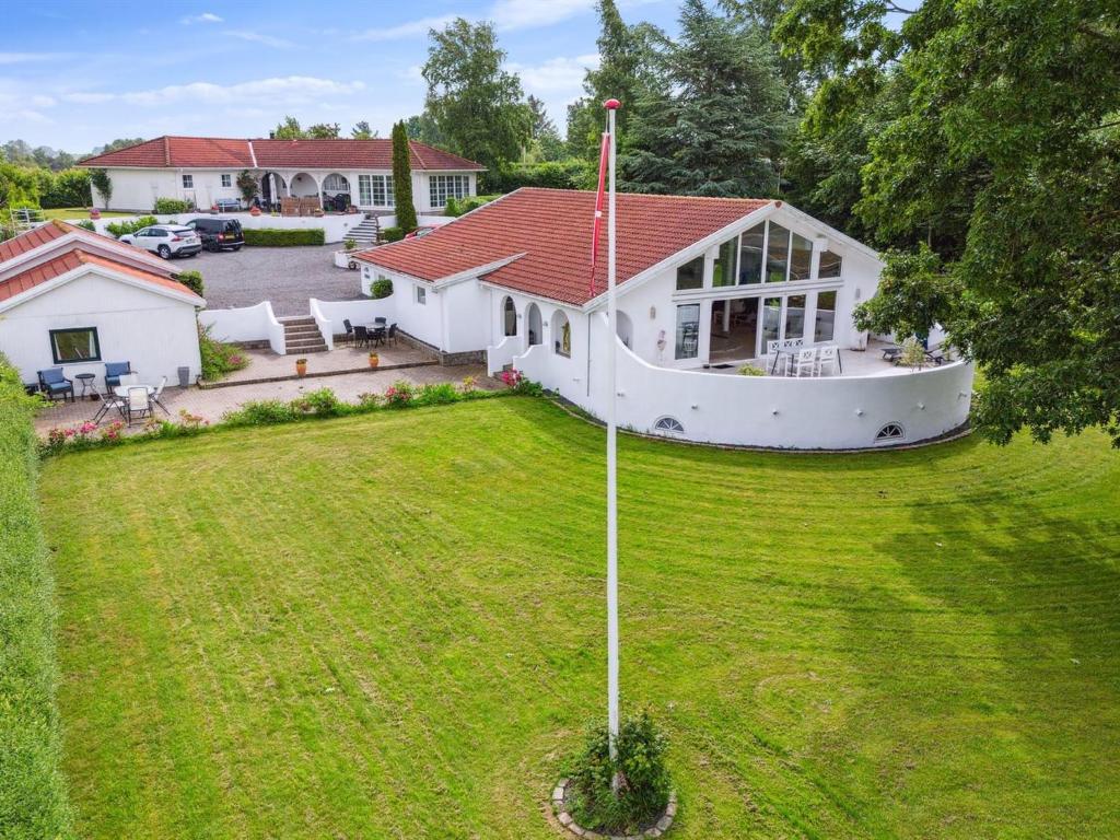 una vista aérea de una casa con patio en Holiday Home Mikkeline - 575m to the inlet by Interhome, en Holbæk