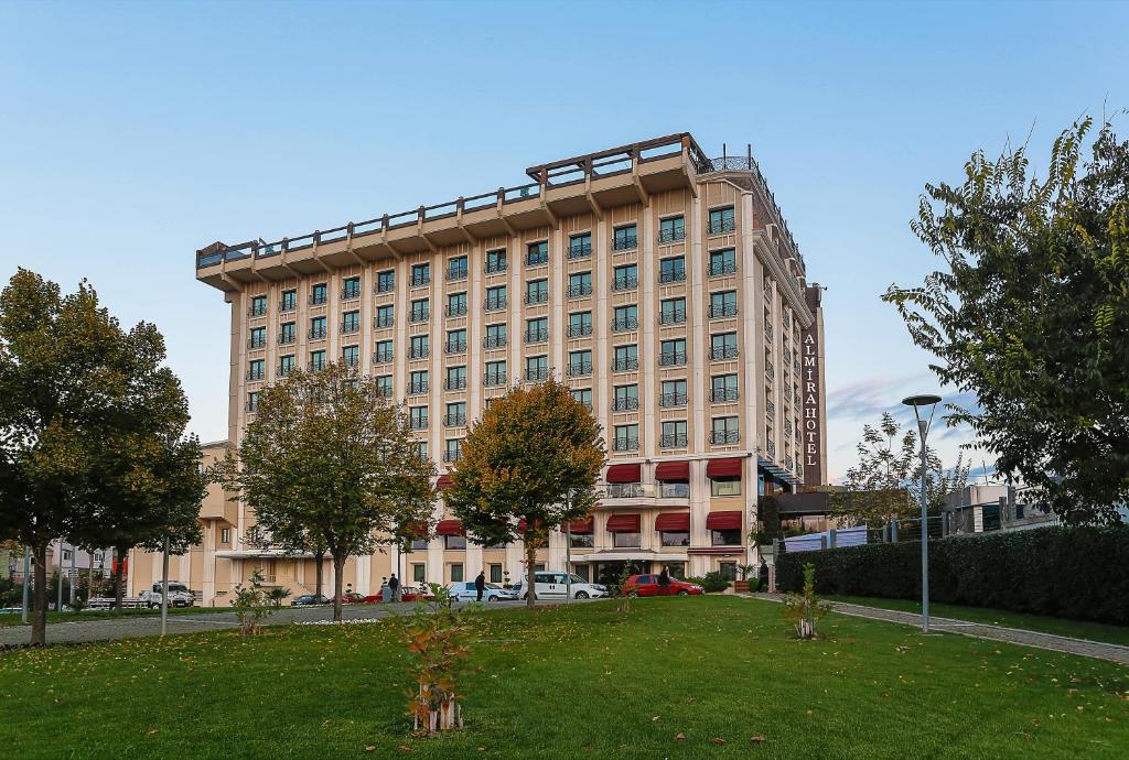 un grand bâtiment avec un parc en face dans l'établissement Almira Hotel Thermal Spa & Convention Center, à Bursa