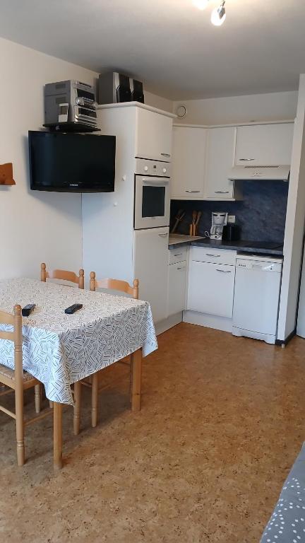 Kuchyň nebo kuchyňský kout v ubytování Appar T2 4 lits vue montagne Rez de chaussée