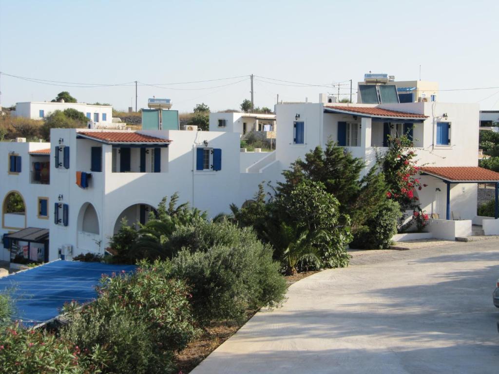 widok na białe domy i drzewa w obiekcie Petros Studios Kythera w mieście Kithira
