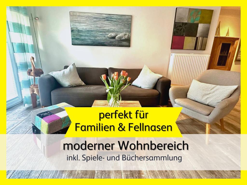 诺登Ideal für Familien & Fellnasen, strandnah的客厅配有沙发和花瓶