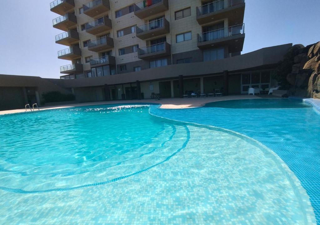 una gran piscina frente a un edificio en Lazareto Breeze T1, en Lazareto