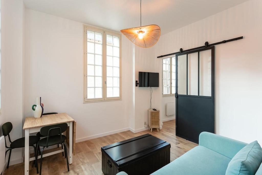 Μια τηλεόραση ή/και κέντρο ψυχαγωγίας στο Appartement Brive Centre Historique