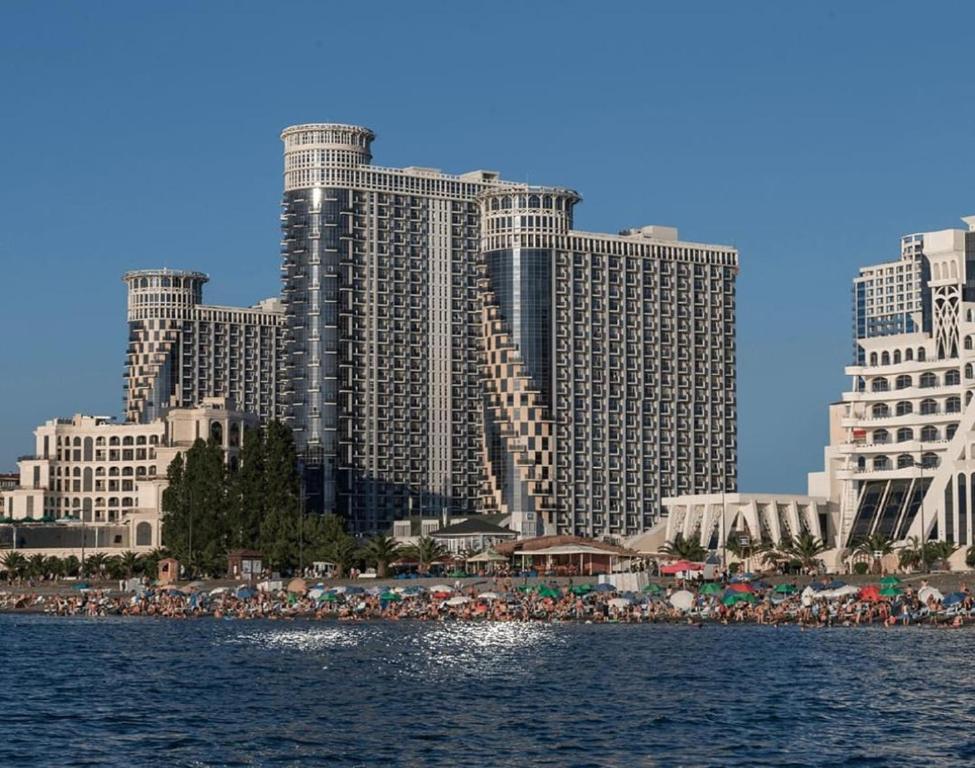- Vistas a un complejo con playa y edificios en Apartment Orbi Lux, en Batumi