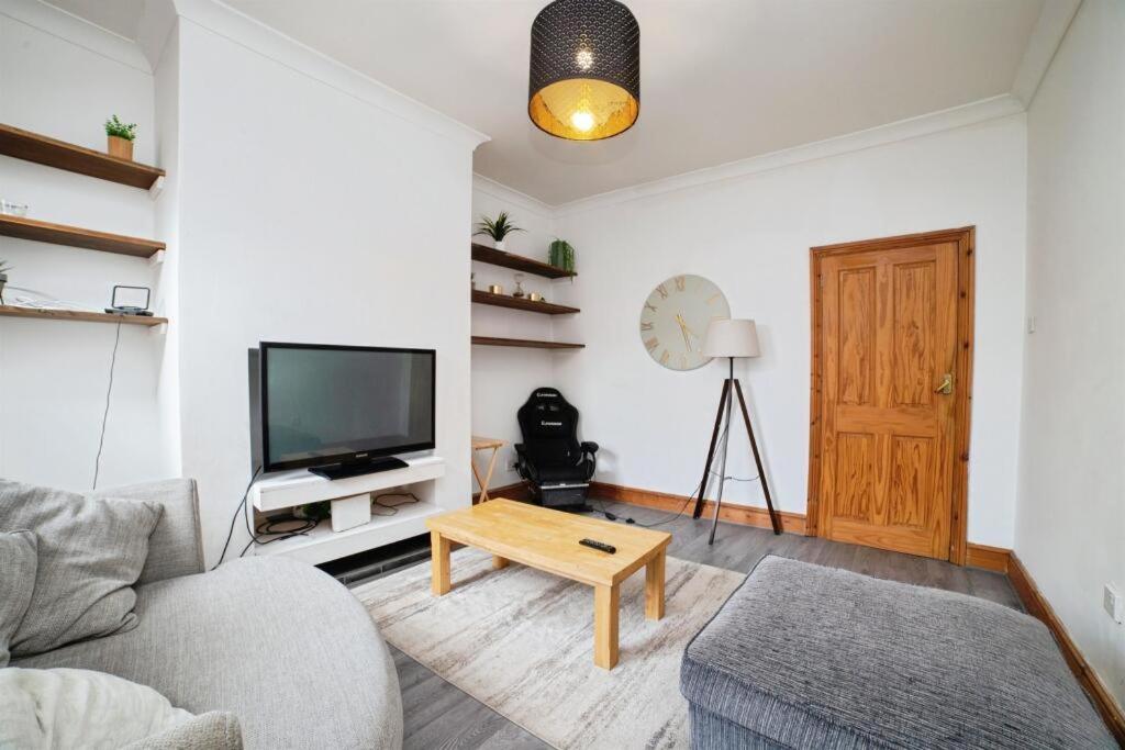 Langley MillにあるSpacious 4BR Home, Garden, Smart TV, WiFi, Heanorのソファとコーヒーテーブルのあるリビングルーム
