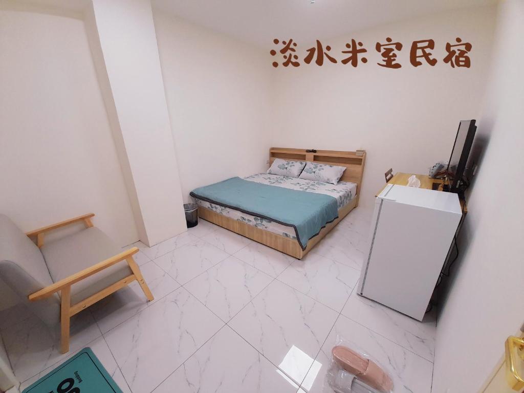Una vista aérea de un dormitorio con una cama. en Mishi B&B, en Tamsui