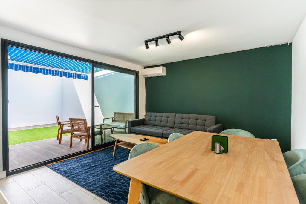 マドリードにあるTu casa con terraza en Madridのテーブルとソファのあるリビングルーム