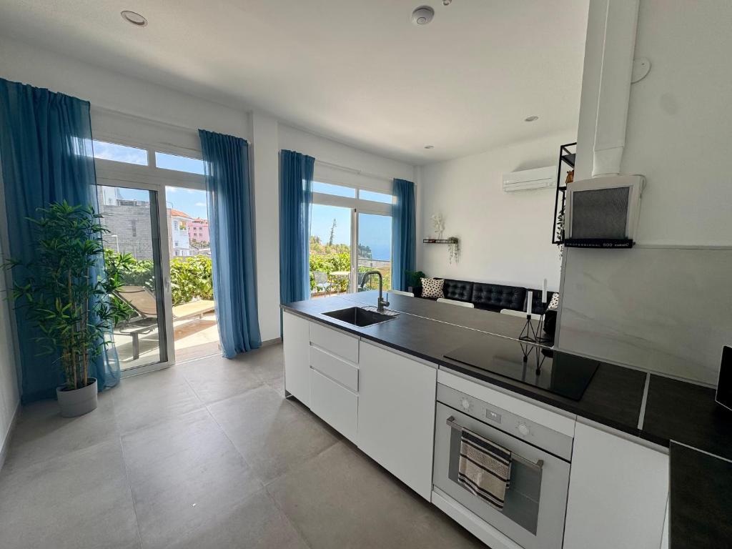 eine Küche mit Spüle und Arbeitsplatte in der Unterkunft Casa Felipe 5 in Tijoco de Abajo