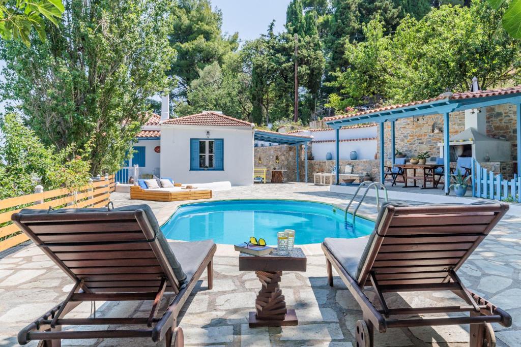 Bazén v ubytování The Blue Cottage nebo v jeho okolí