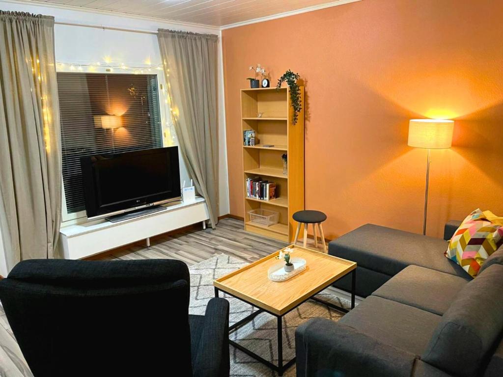 ソダンキュラにあるA one-bedroom apartment with a sauna near the centerのソファとテレビのあるリビングルーム