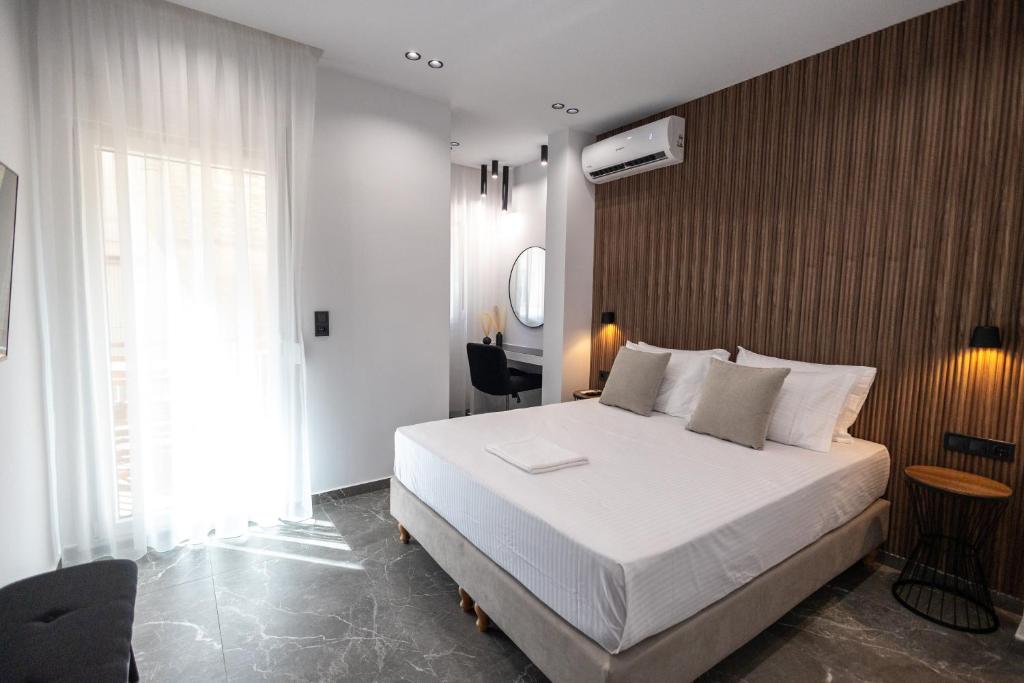 Un pat sau paturi într-o cameră la LP Citycenter Suite 2