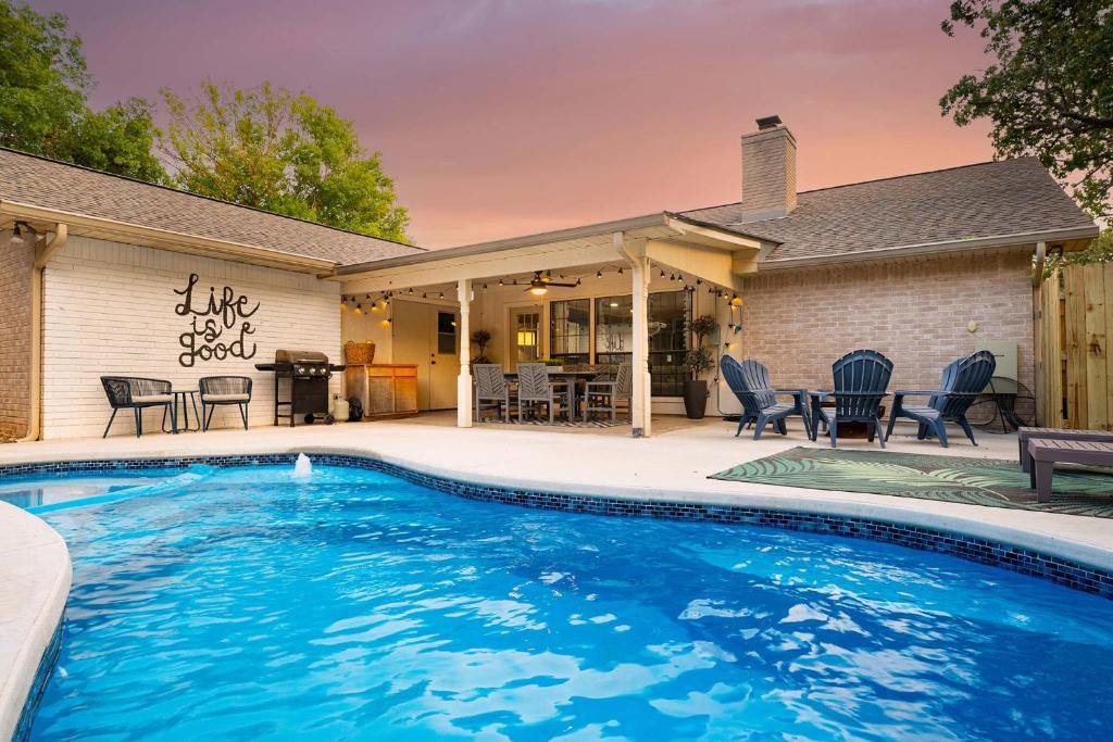 ein Swimmingpool vor einem Haus in der Unterkunft Das Bach Haus - Game Room Make-Up Room & Hot Tub in Fredericksburg