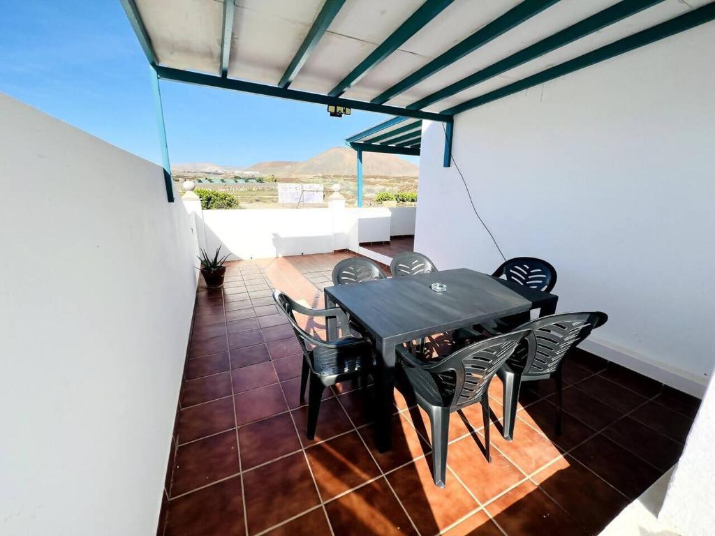 GuatizaにあるCasa Kalendra Jable Tu refugio cerca del marのパティオ(黒いテーブル、椅子付)