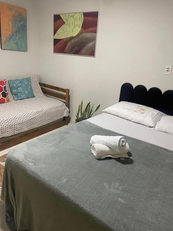 Ένα ή περισσότερα κρεβάτια σε δωμάτιο στο Aconchegante Kitnet na sede Aracruz 1 km do centro individual ótima logística lugar tranquilo