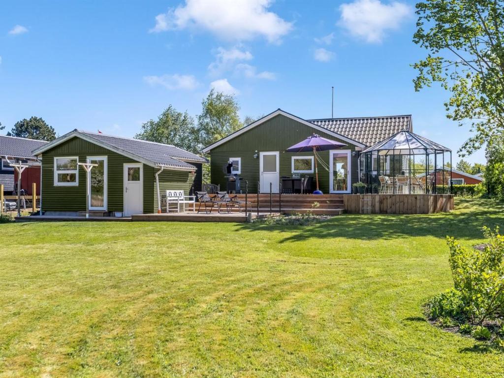 哈泽斯莱乌Holiday Home Naya - 500m from the sea by Interhome的有院子的房子