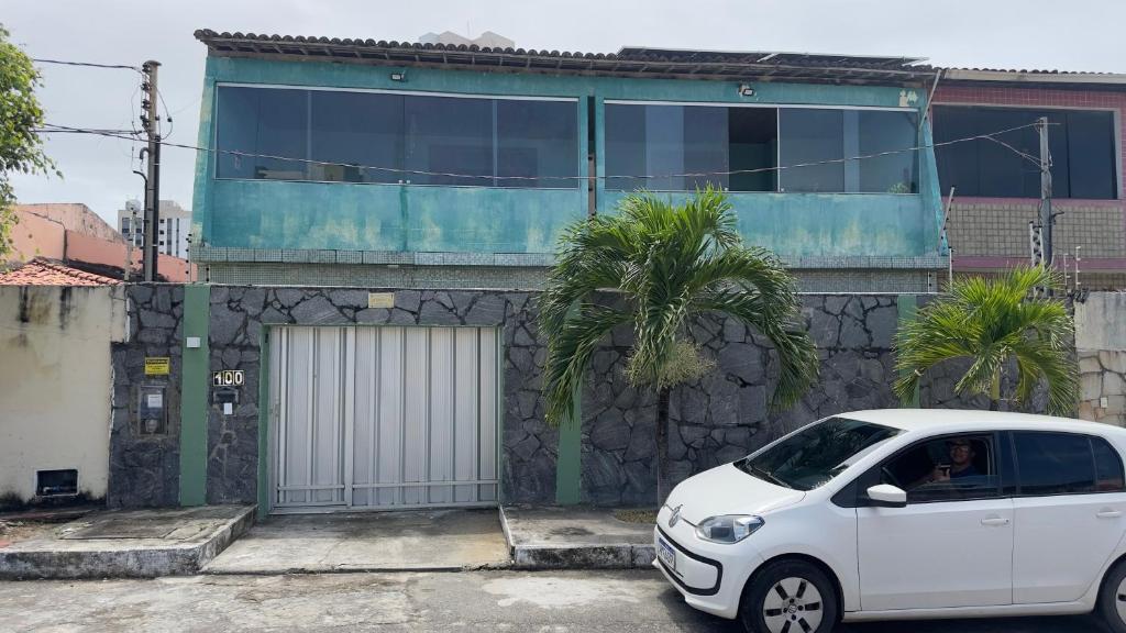 a white car parked in front of a building at Casa 650m da Orla da Atalaia in Aracaju