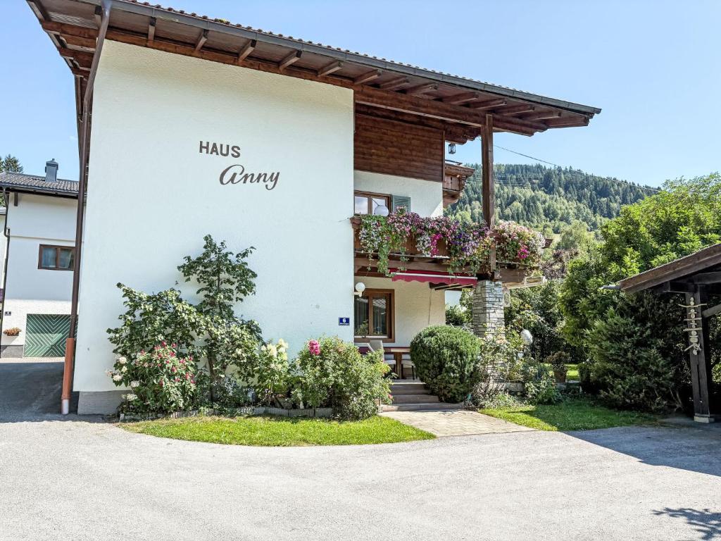een gebouw met een bord waarop staat 'hmis campus' bij Apartment Anny 2 by Interhome in Zell am See
