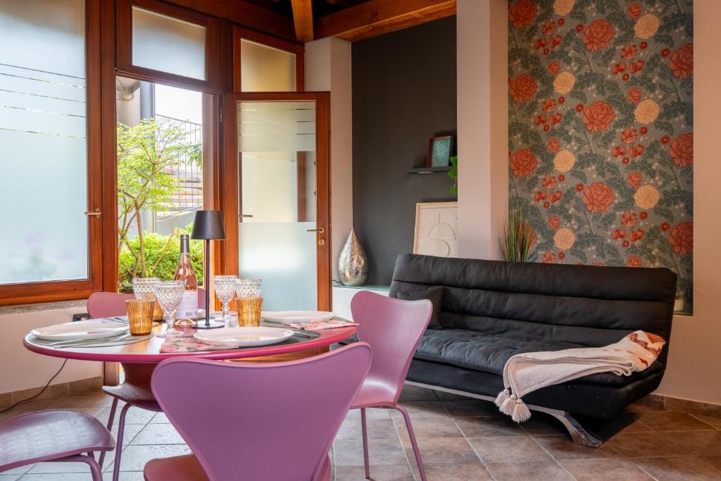 a living room with a table and a couch at Da Gise Giardino Wifi Malpensa in Somma Lombardo