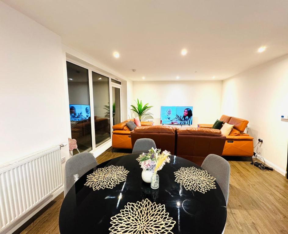 un soggiorno con un tavolo e un divano di Reduced price - NewBuilt 3 Large Bedroom in Dartford City Center a Dartford