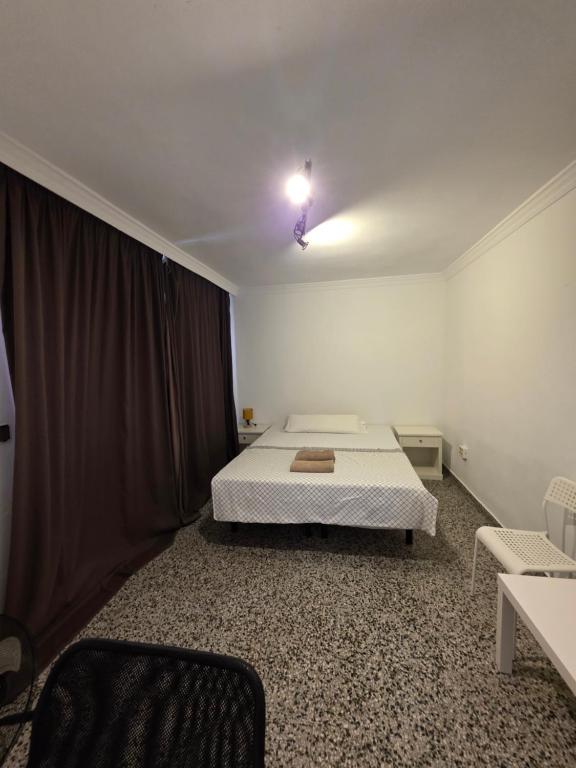 HABITACIÓN privada centro málaga cerca tren María Zambrano y playa muy buena conexión WiFi