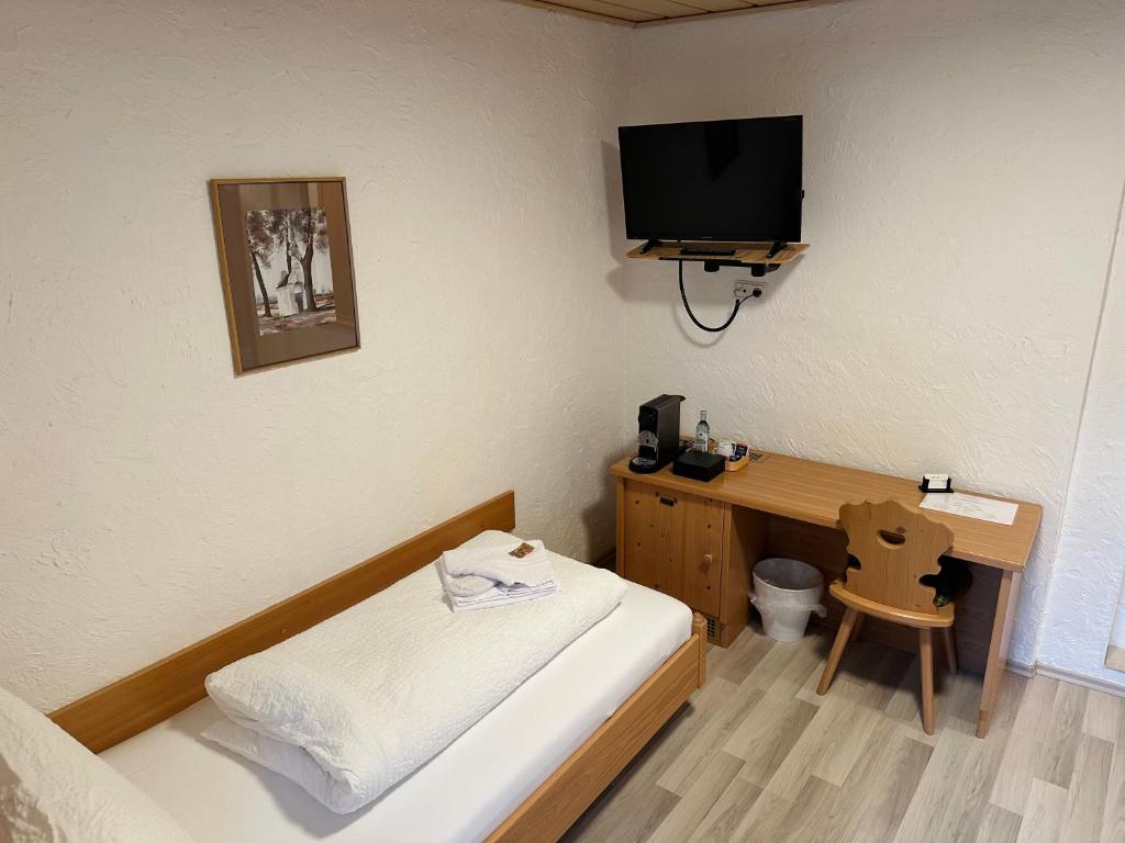 Gästehaus Tönisvorst - Single Room With Balcony