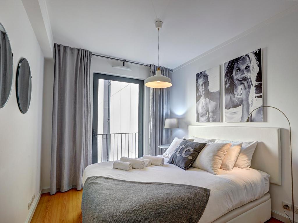 リスボンにあるSonel Investe Martim Moniz Apartment by Get Your Stayのベッドルーム(大型ベッド1台、窓付)