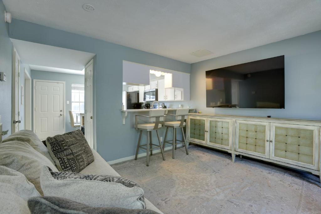 a living room with a couch and a tv at Pets Welcome! Humble Townhome 4 Mi to Airport in Humble